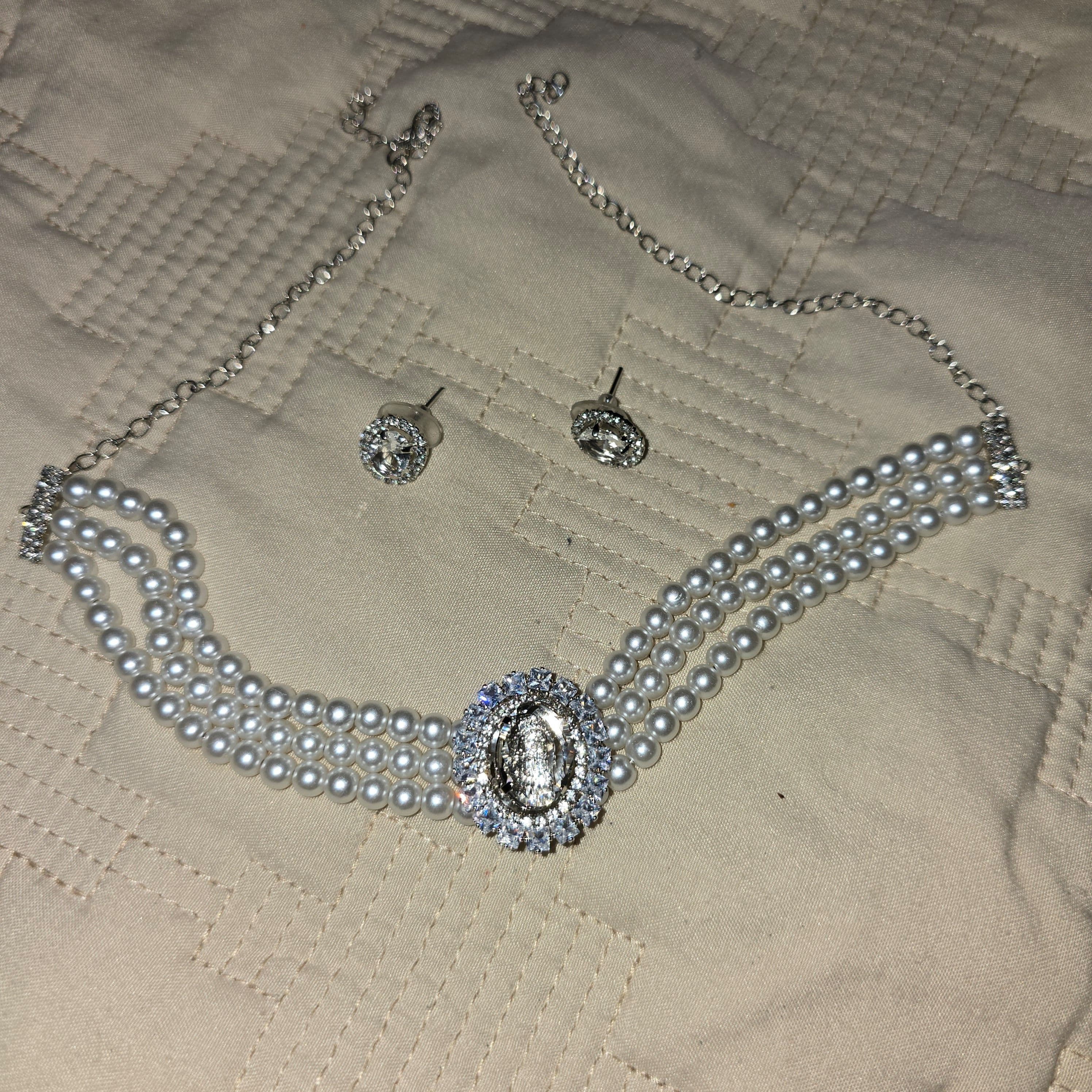 Elegant Pearl and Diamante Choker Necklace Set with Stud Earrings