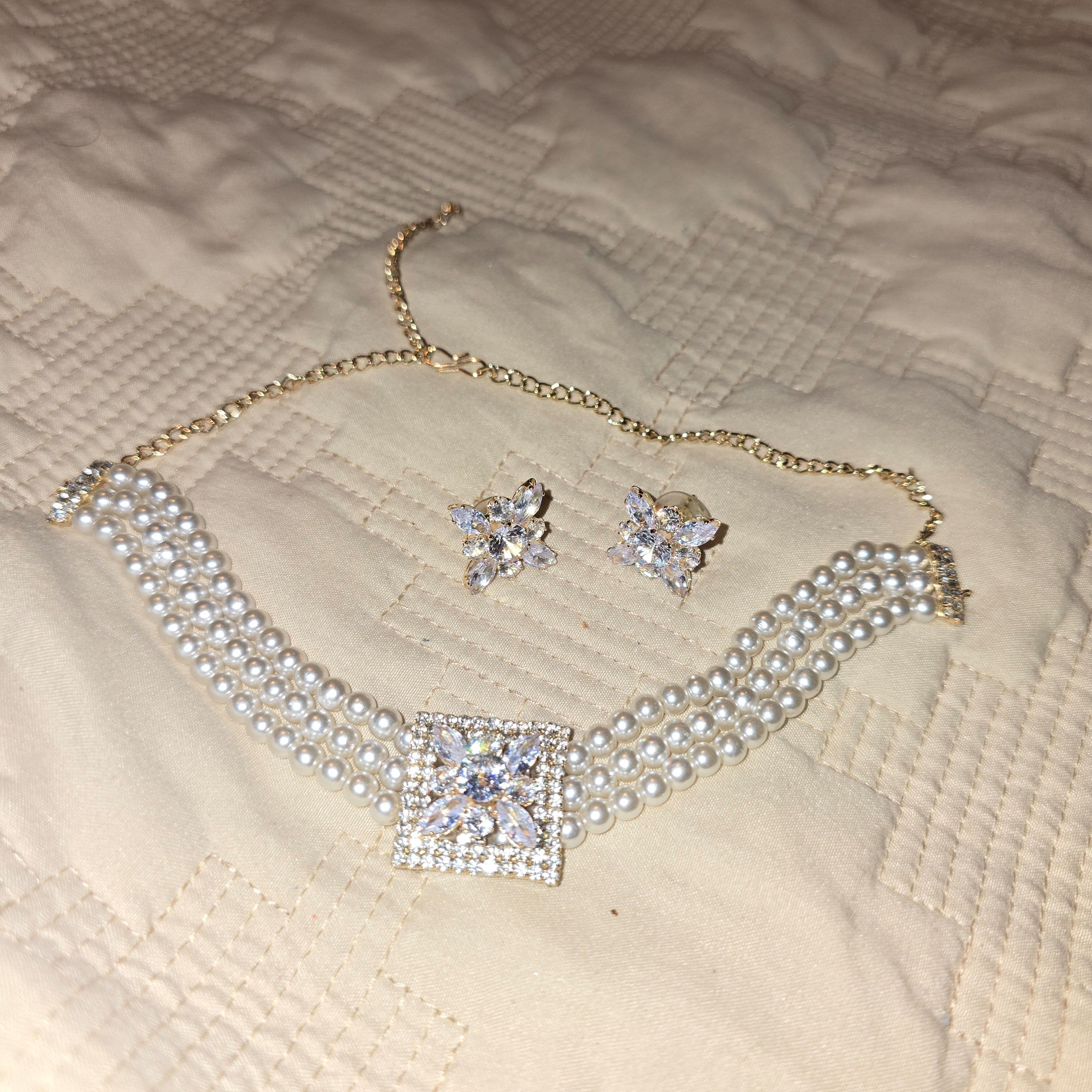 Elegant Pearl and Crystal Choker Necklace Set with Matching Earrings