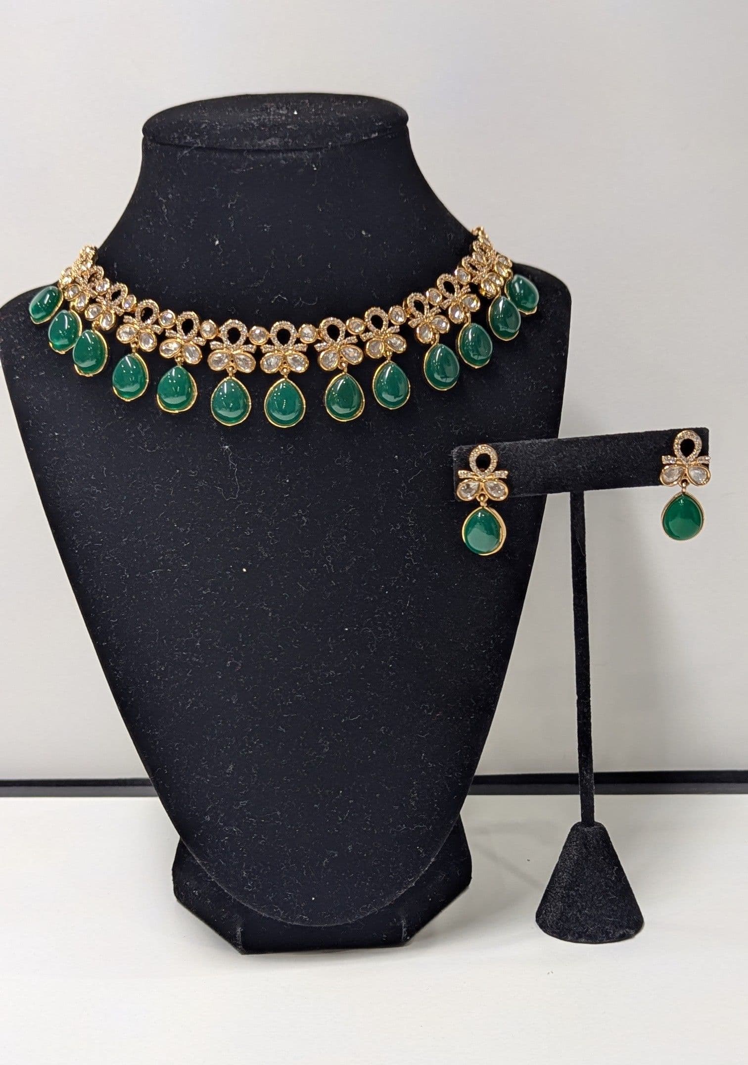 Premium Quality Elegant Gold-Toned Kundan & Emerald Green Stone Necklace Set with Matching Earrings